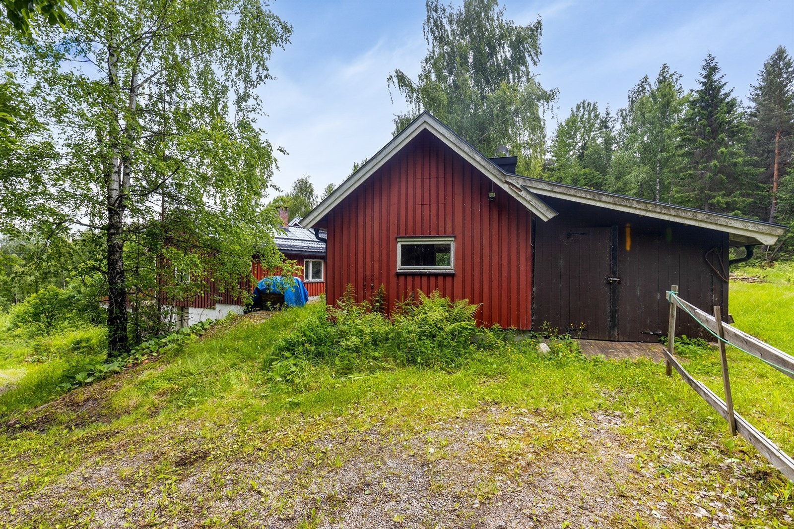 Eiendommen har vannforsyning fra egen, grunnboret brønn og avløp til septiktank. Galleribilde