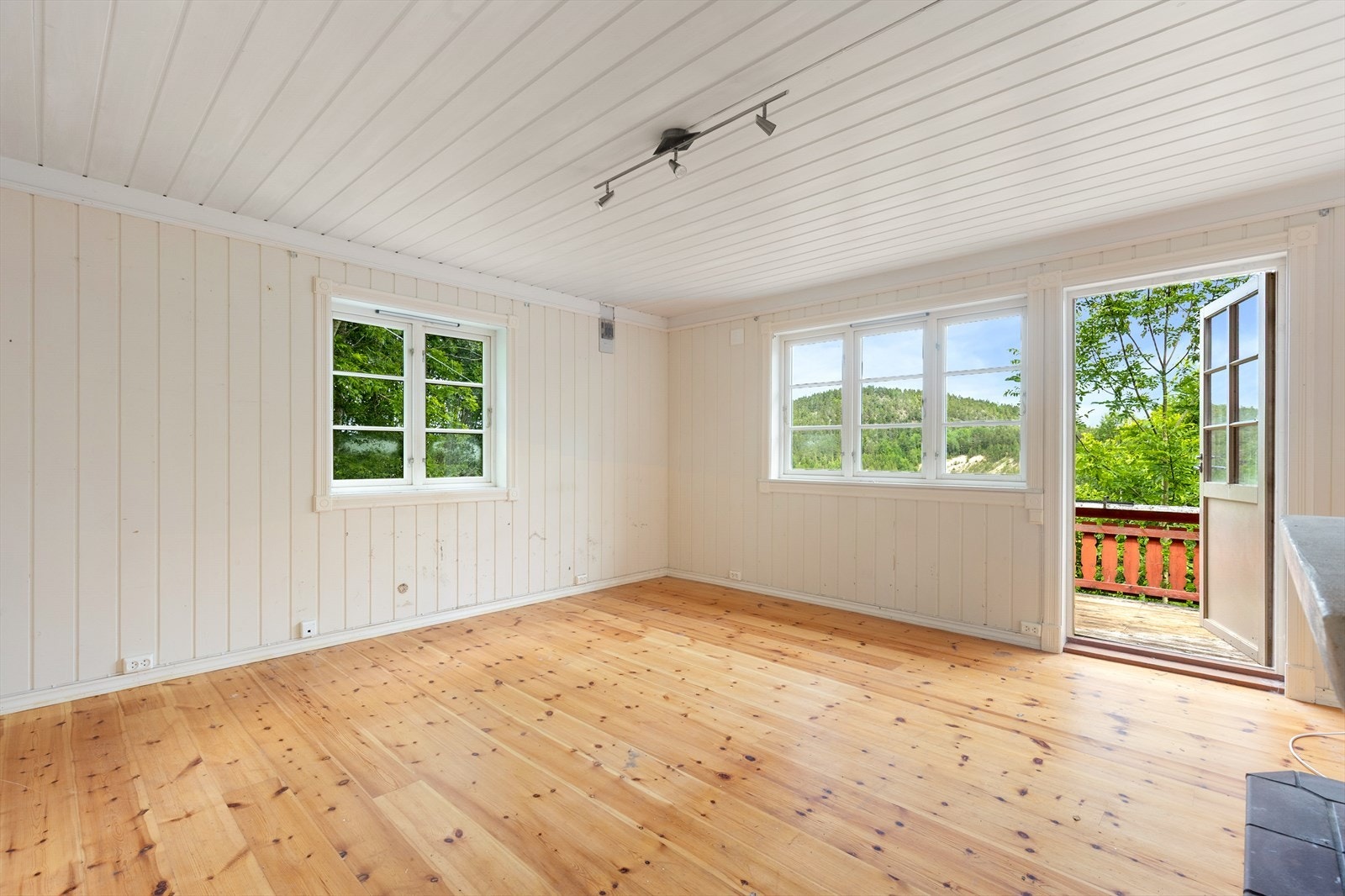 Fra stuen er det direkte utgang til en romslig terrasse på 25 m². Galleribilde