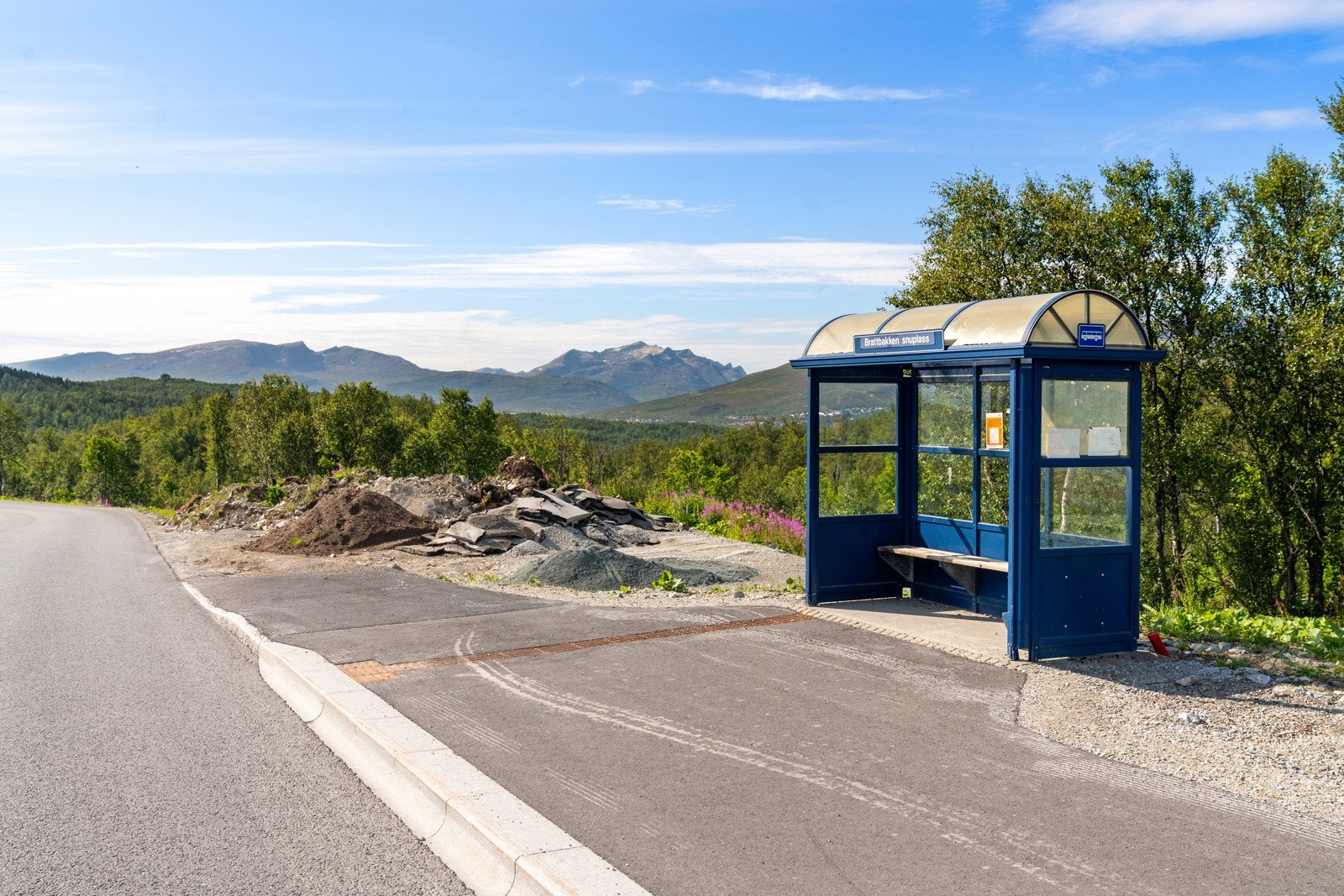 Busstoppet ligger like ved og har direkteforbindelse (rute 20 og 42) til bl.a. UiT/UNN (ca 7 min), sentrum (ca 15 min), samt Giæverbukta og flyplassen.