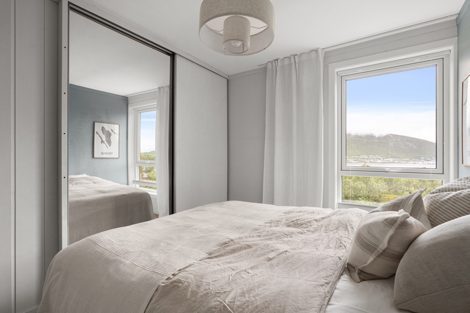 Stor skyvedørsgarderobe bidrar til mye oppbevaringsplass.