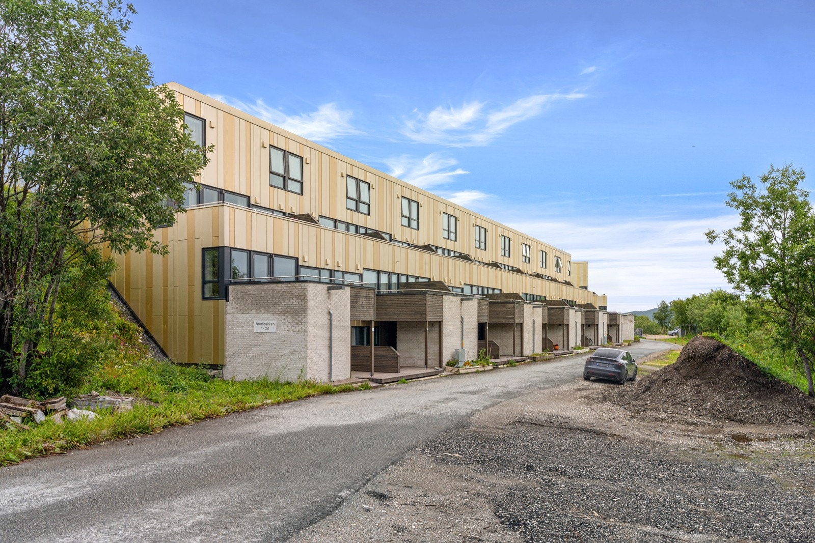 Utmerket intern plassering i borettslaget, vendt ut mot friområde i front.
