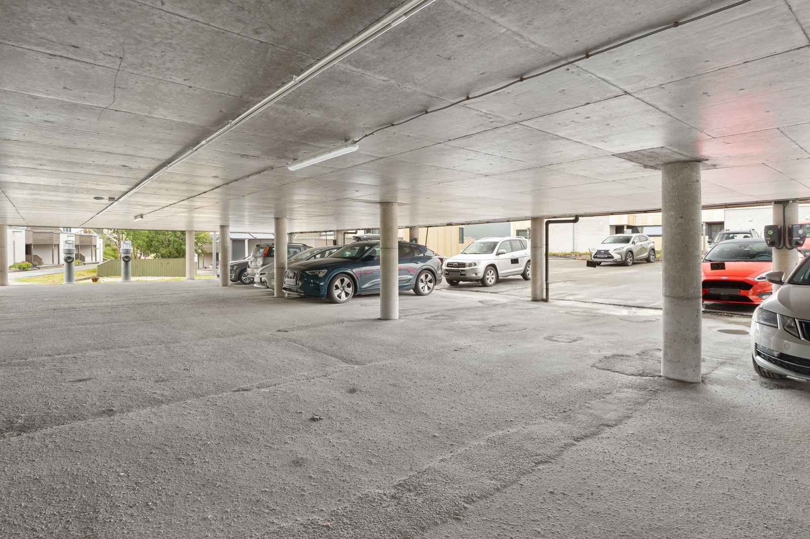 Det medfølger fast p-plass i parkeringsanlegget. Mulighet for elbil-lader.