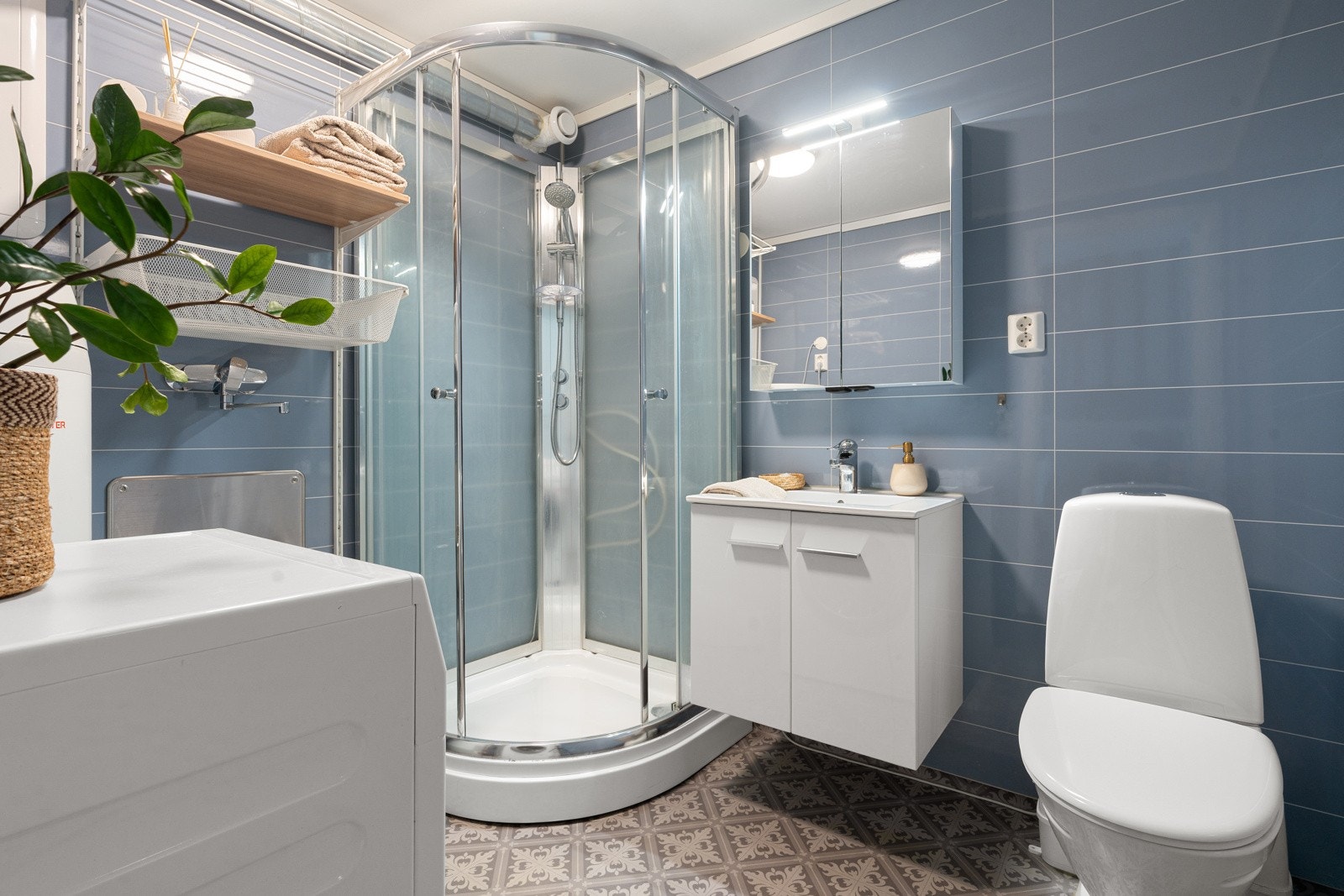 Leiligheten har to bad, ett i hver etasje. Badet på plan 1 er nytt fra 2019 og er utstyrt med komplette fasiliteter.
