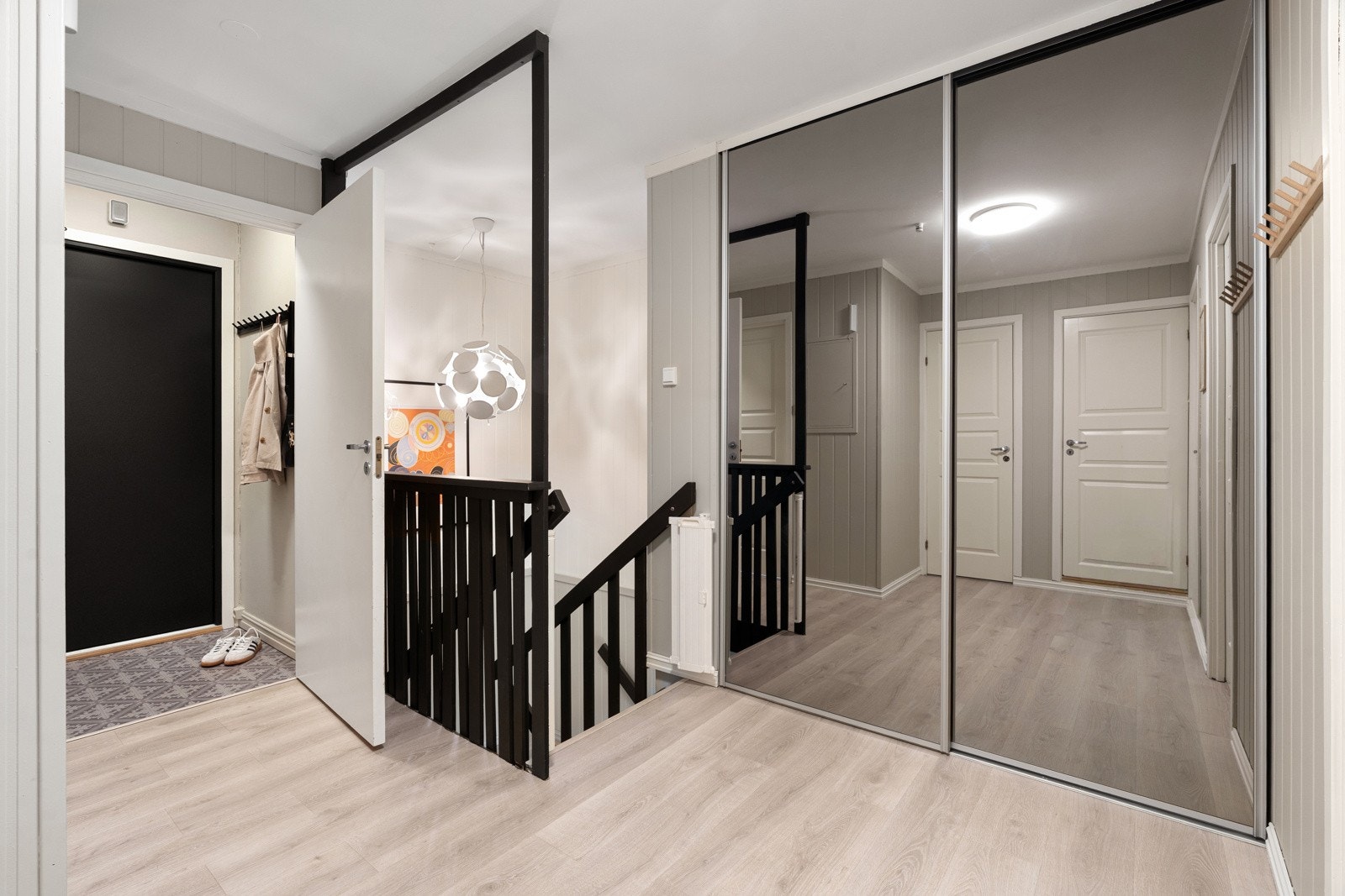 I tilknytning til entré og gang på inngangsplan er det stor skyvedørsgarderobe som nærmest fungerer som en bod.