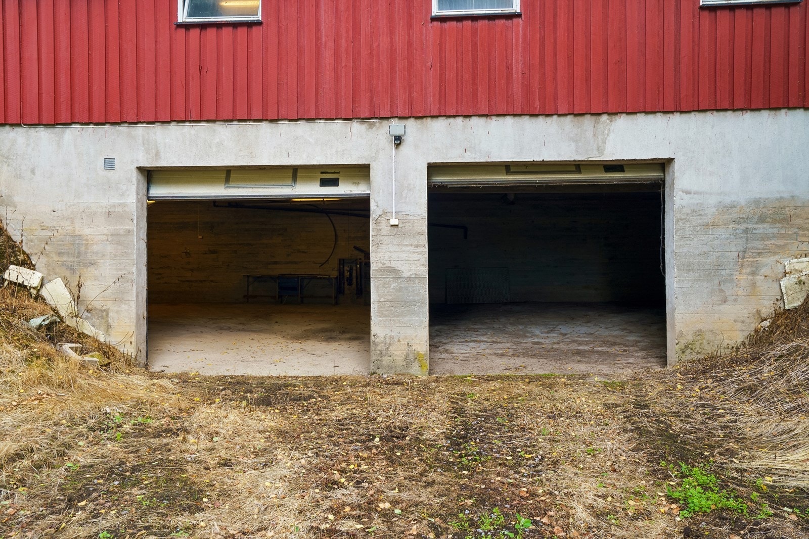 Kjeller i fjøs med hver sin port. Galleribilde