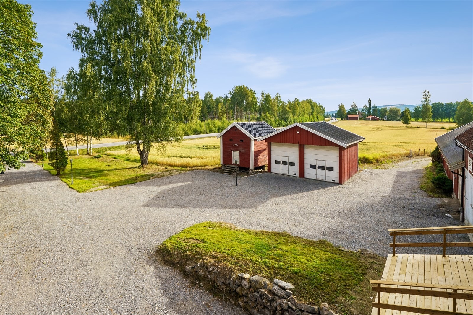 Dobbelgarasje og stabbur. Galleribilde