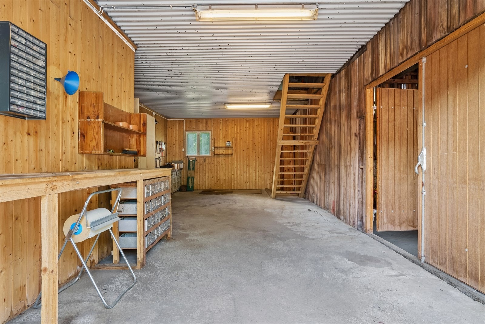 Verksted i låve. Galleribilde