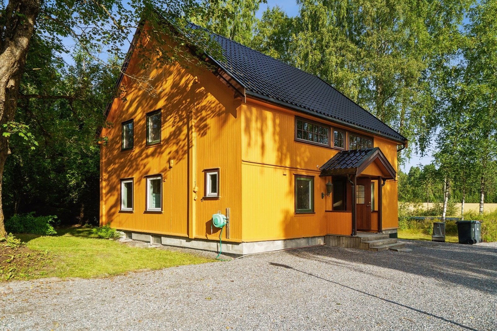 Våningshus i to etasjer + kjeller. Galleribilde