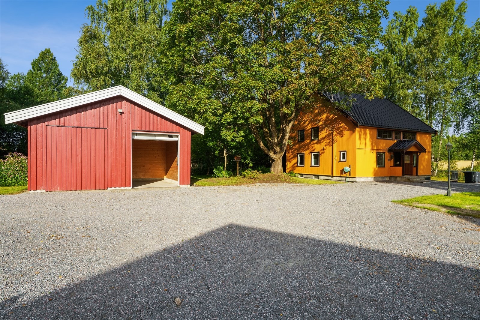 Garasje med fasade til hus. Galleribilde