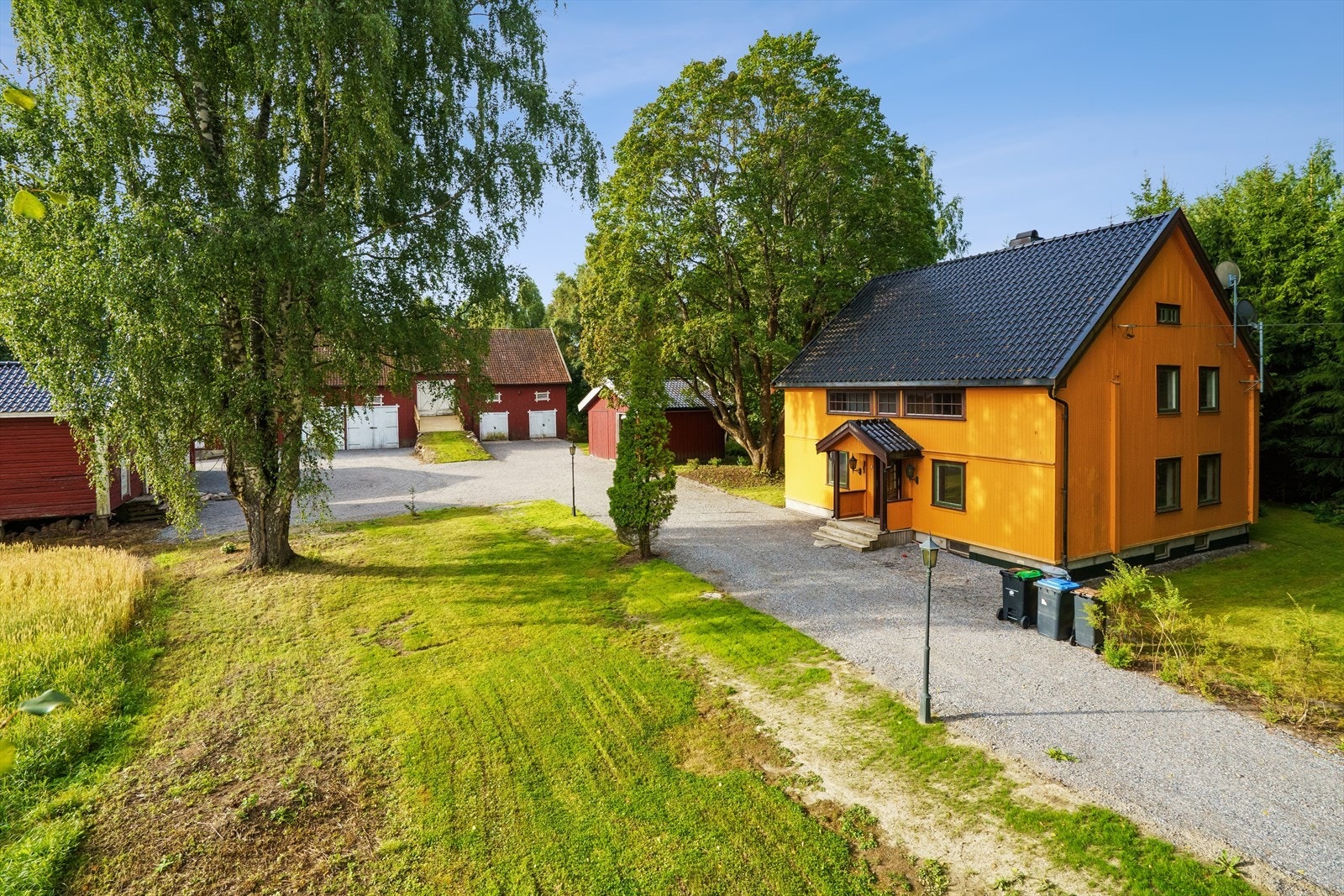 Eiendommen består av våningshus, garasje, dobbelgarasje, stabbur, låve og fjøs. Galleribilde