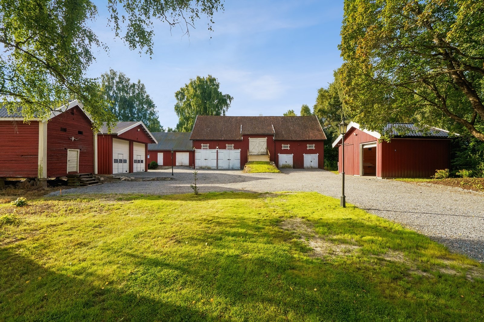 Tun med stabbur, dobbelgarasje, fjøs/låve og garasje. Galleribilde