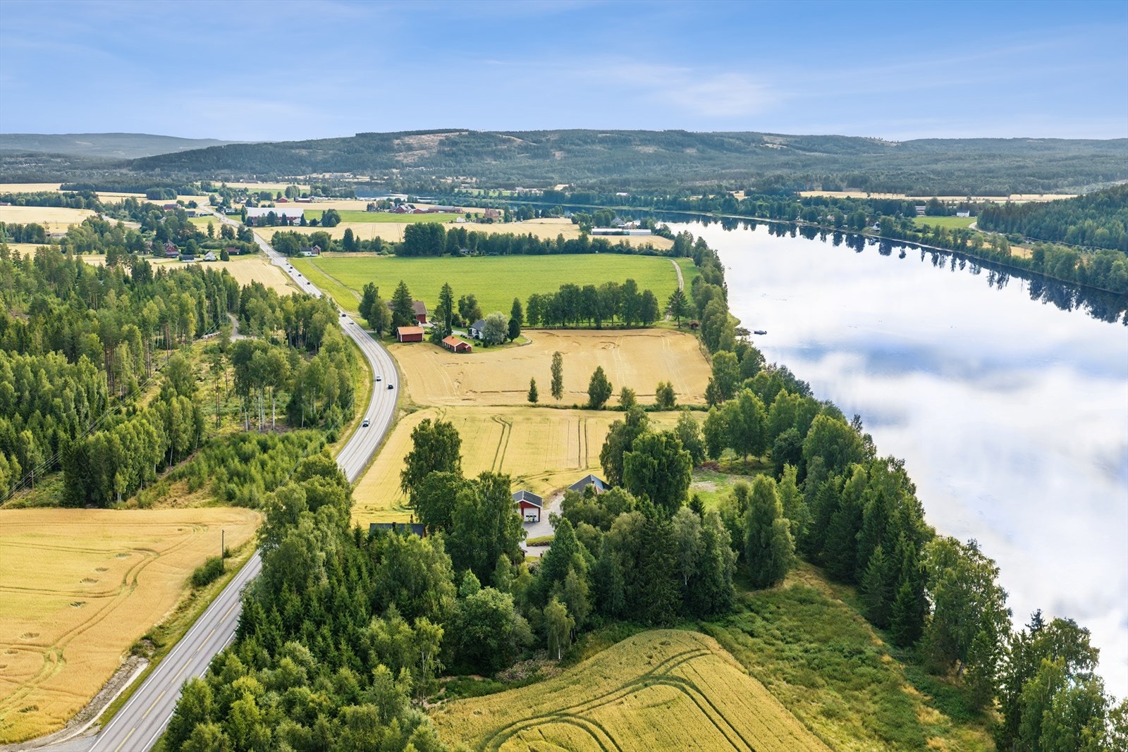 Landlige og fine omgivelser med nærhet til Glomma og utsikt til landskapet. Galleribilde