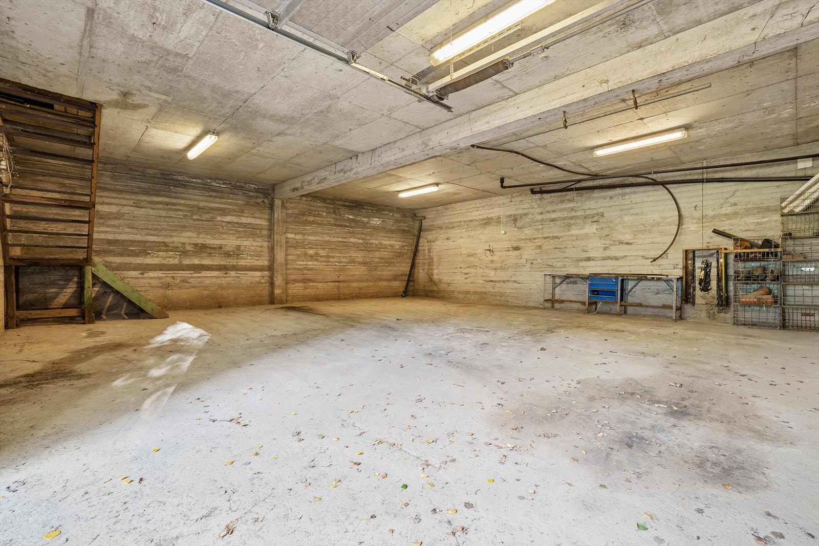 Kjeller i fjøs er avdelt i to separate rom. Galleribilde
