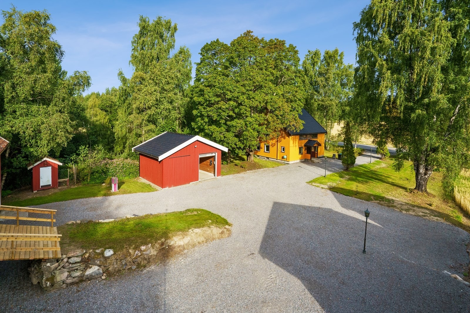 Koselig tun med gruslagt gårdsplass. Det står også et lite hønsehus på tomten. Galleribilde