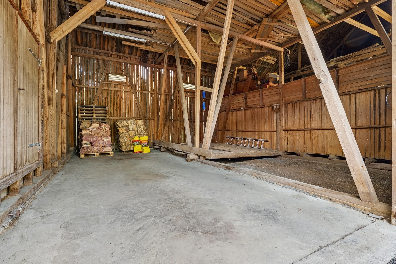 Lagringsplass i låve. Galleribilde