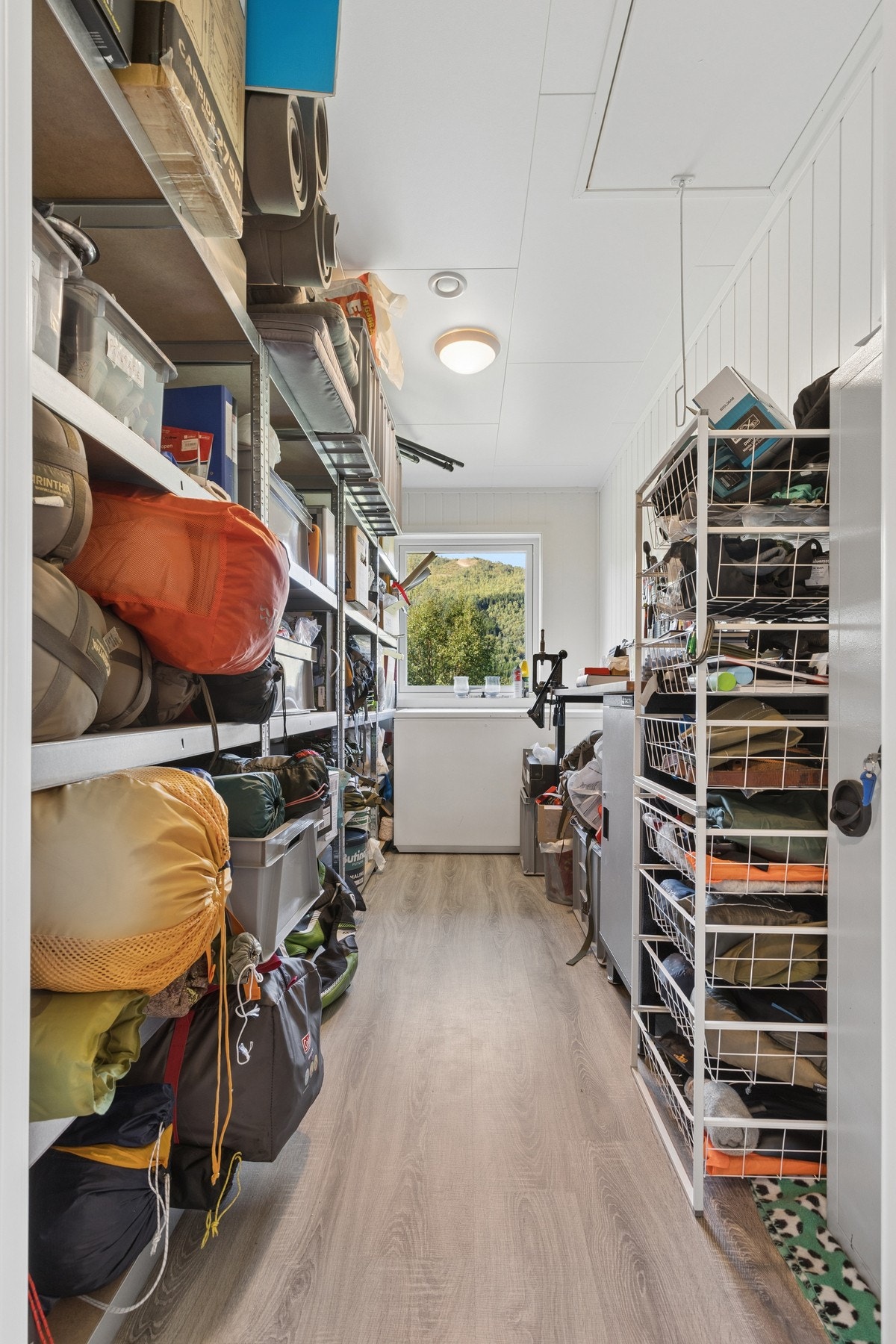 Innvendig bod med gode lagringsmuligheter og adkomst til kaldtloft via luke. Galleribilde