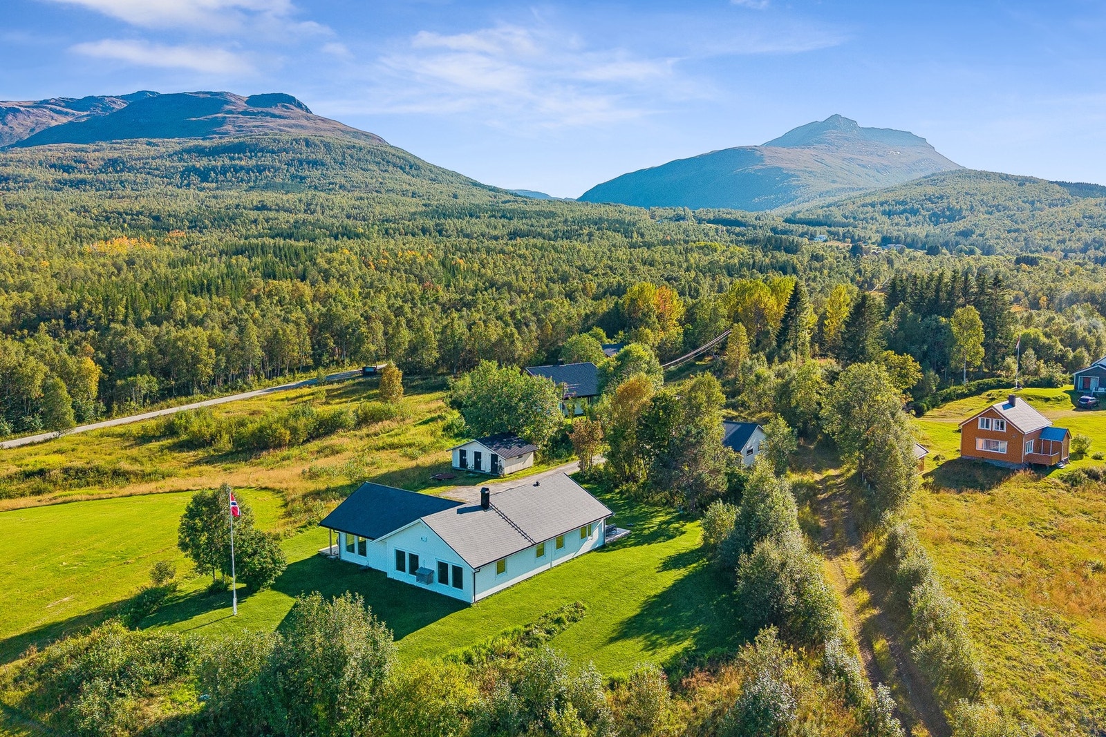 Enebolig fra 2018 med alt på ett plan, beliggende i naturskjønne og landlige omgivelser. Galleribilde