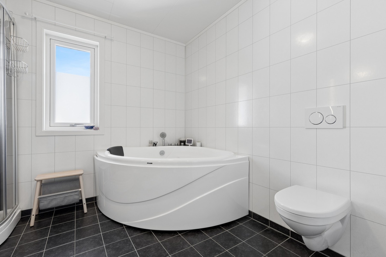 Hovedbadet er utstyrt med både dusjkabinett og badekar. Galleribilde