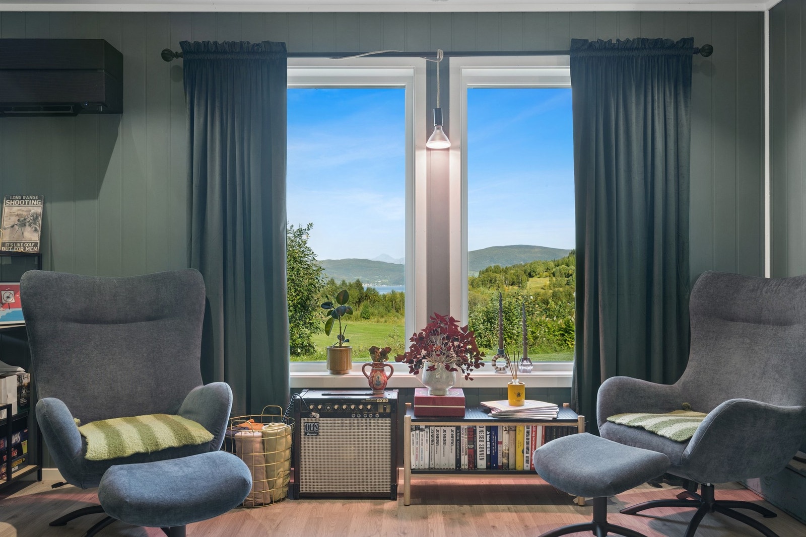 Vinduene er av tre, beslått med aluminium, og har 3-lags isolerglass. Galleribilde