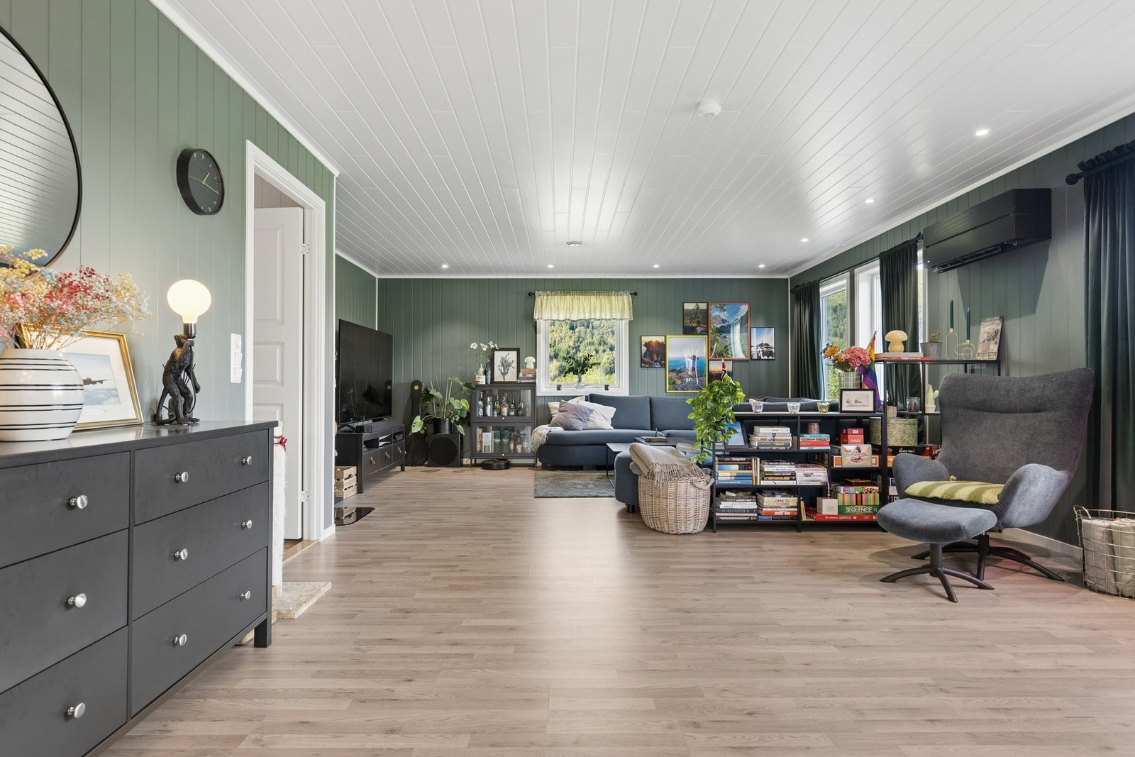 Stuen er romslig og gir fleksibilitet for møblering av flere sittegrupper. Galleribilde