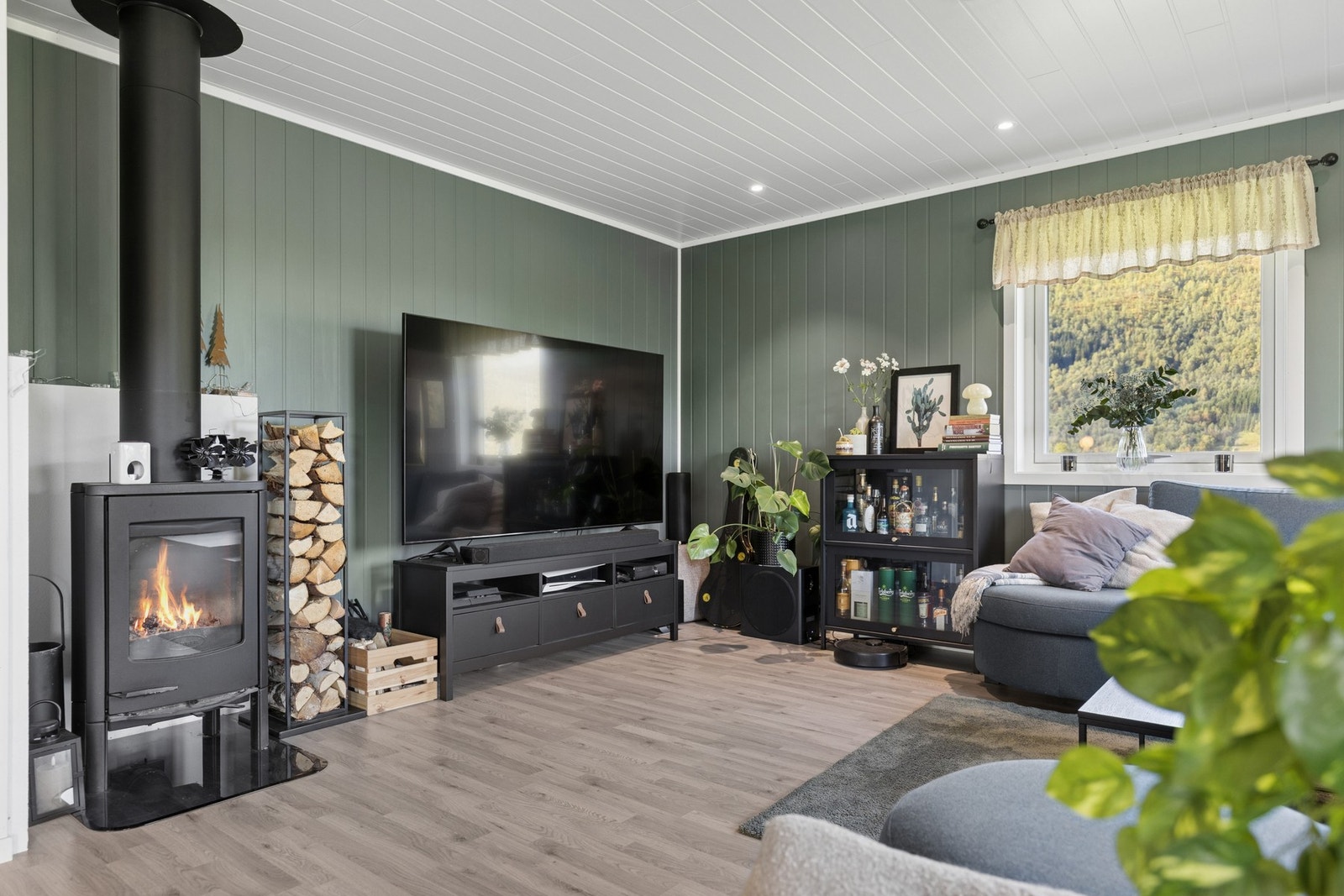 En moderne vedovn på stålpipe gir ekstra varme og hygge på kalde dager. Galleribilde