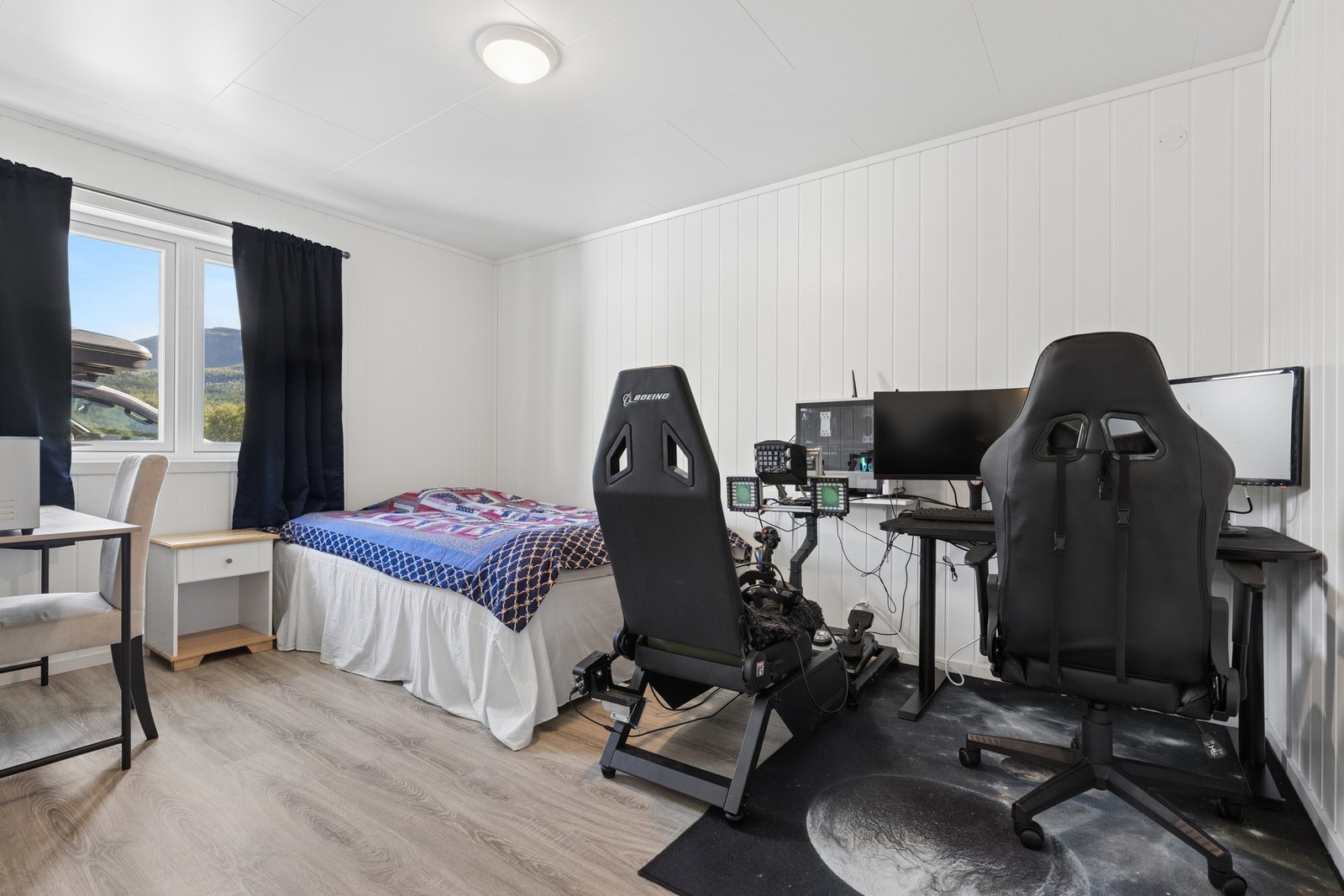 Det tredje soverommet har god plass til seng og arbeidsstasjon. Galleribilde