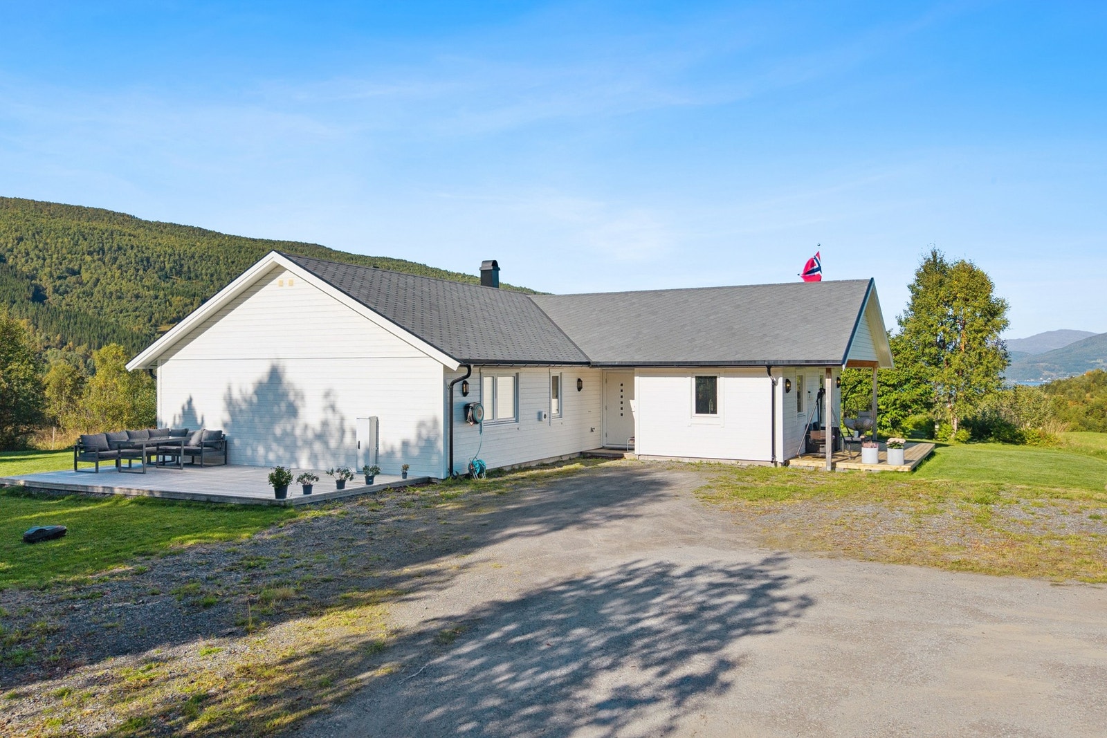 Enebolig med liggende bordkledning og tak tekket med asfaltshingel. Galleribilde