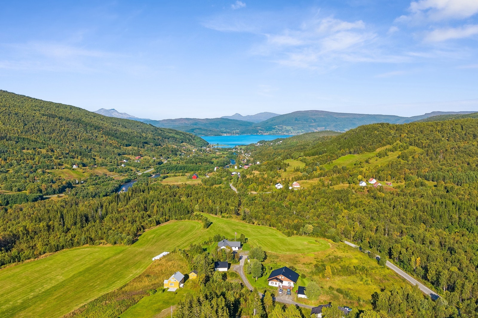 Fra eiendommen er det utsikt mot fjorden. Galleribilde