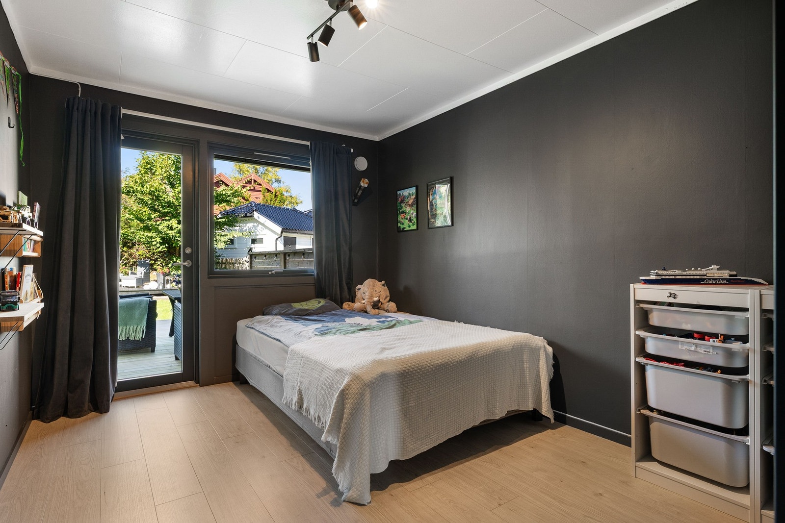 I 1. etasje finner du tre gode soverom, blant annet dette romslige soverommet med direkte utgang til terrasse og hage. Galleribilde