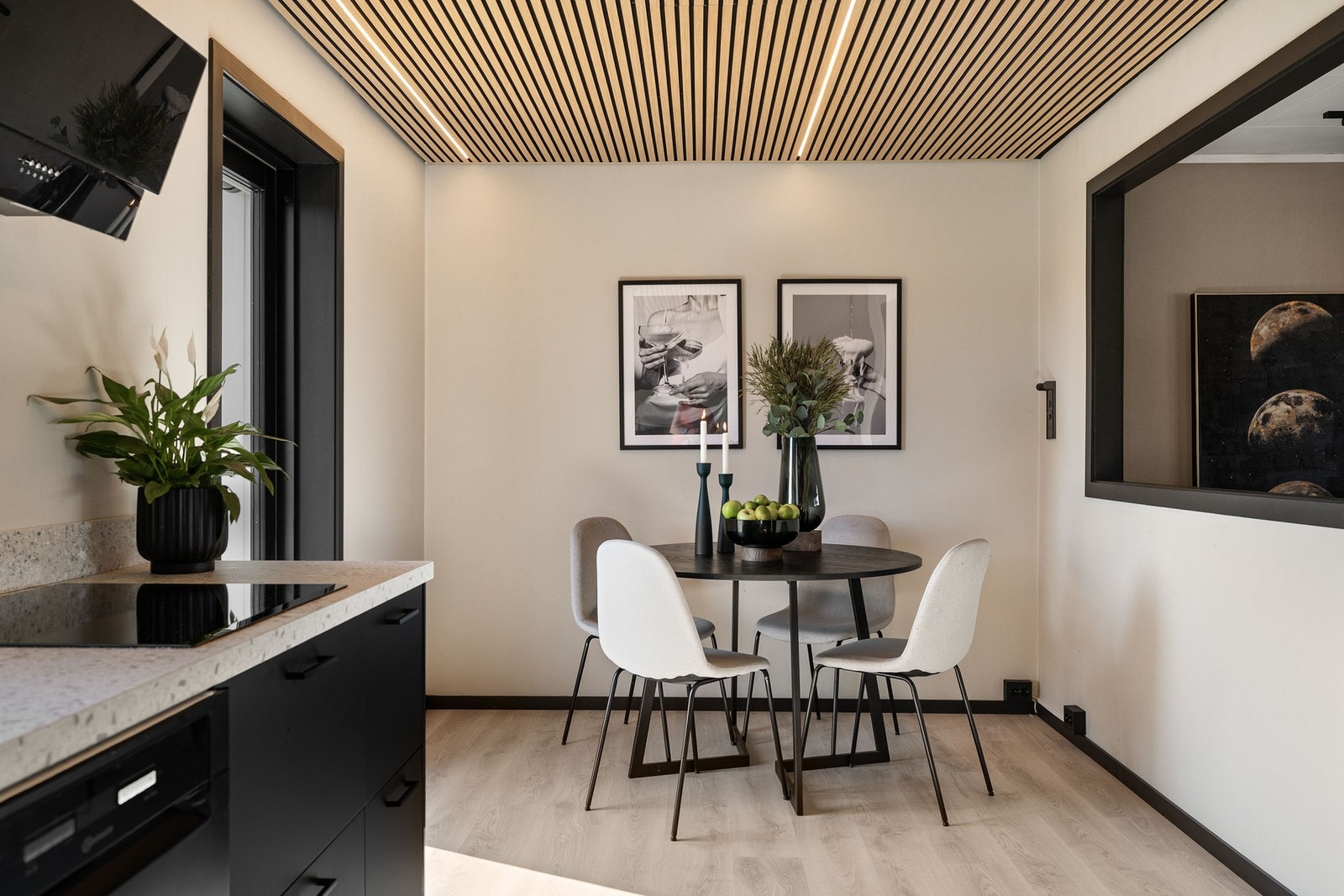 Kjøkkenet har god plass til spiseplass og direkte utgang til balkongen. Galleribilde