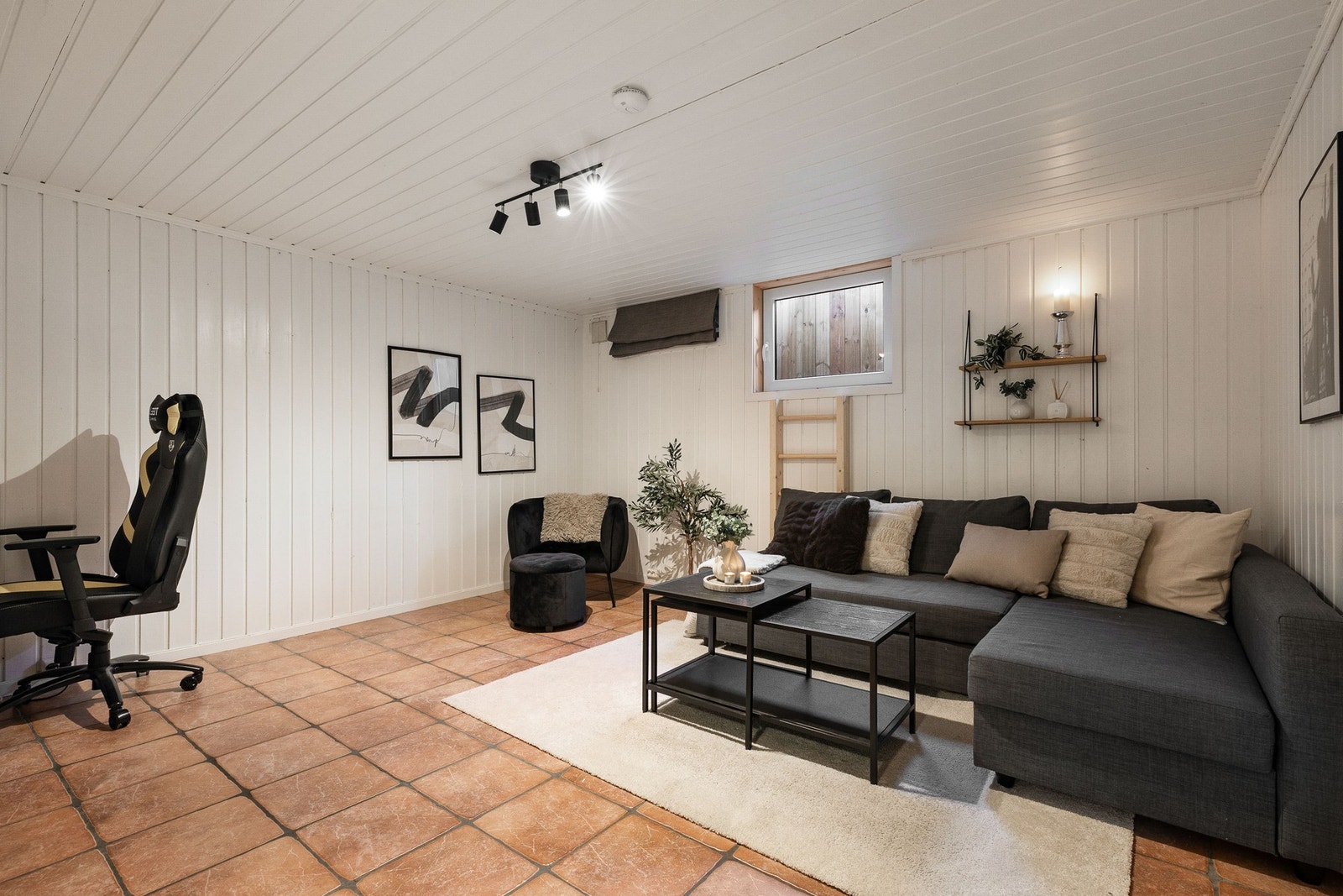 Lys og romslig kjellerstue/soverom med god plass til både seng, sofagruppe og skrivebord. Galleribilde