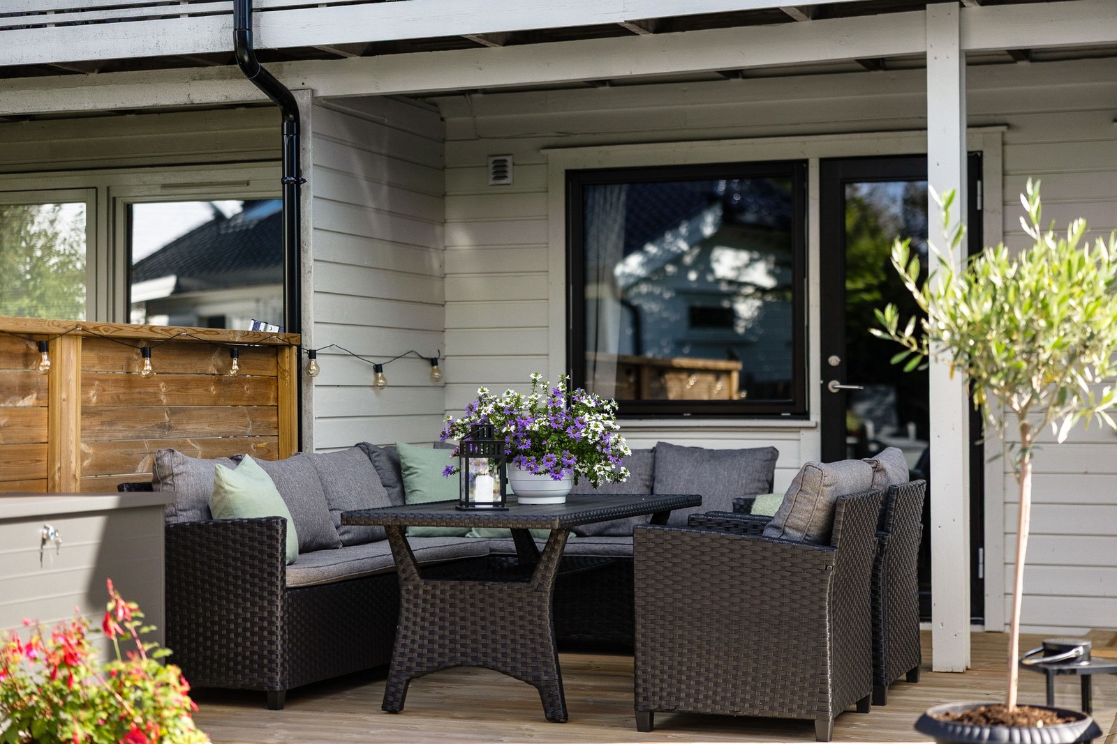 Her får du en romslig veranda med god plass til utemøbler, blomster og grill. Galleribilde