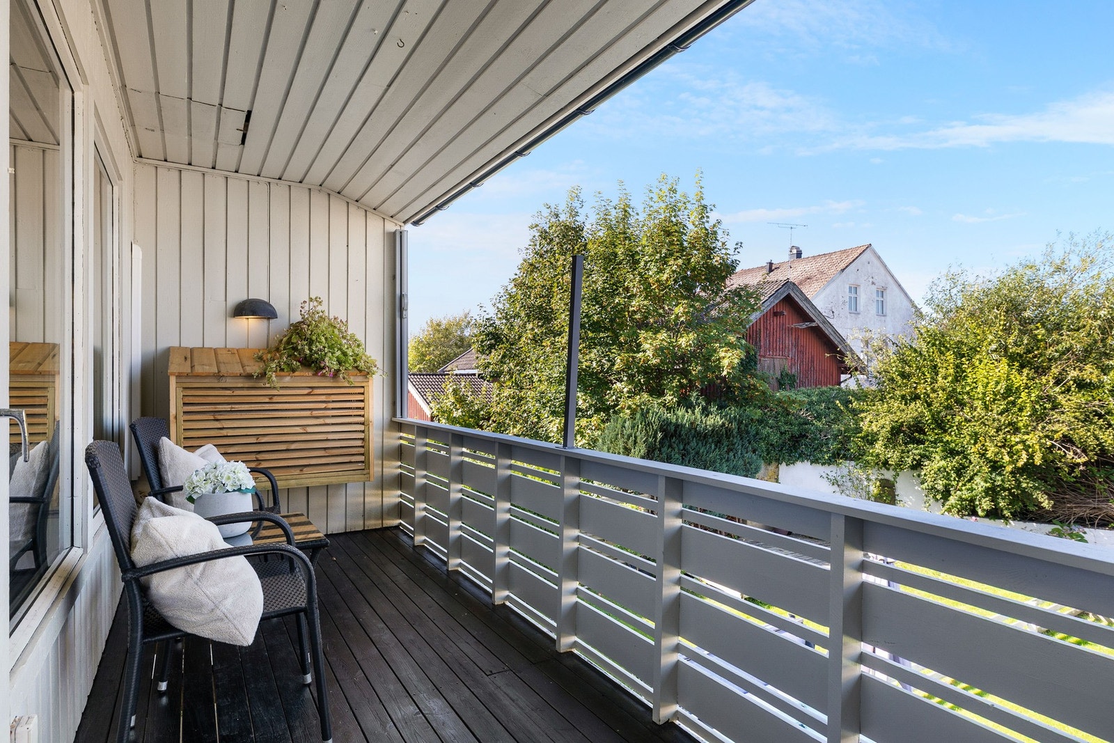 Herlig balkong med direkte adkomst fra stuen og gode solforhold. Galleribilde