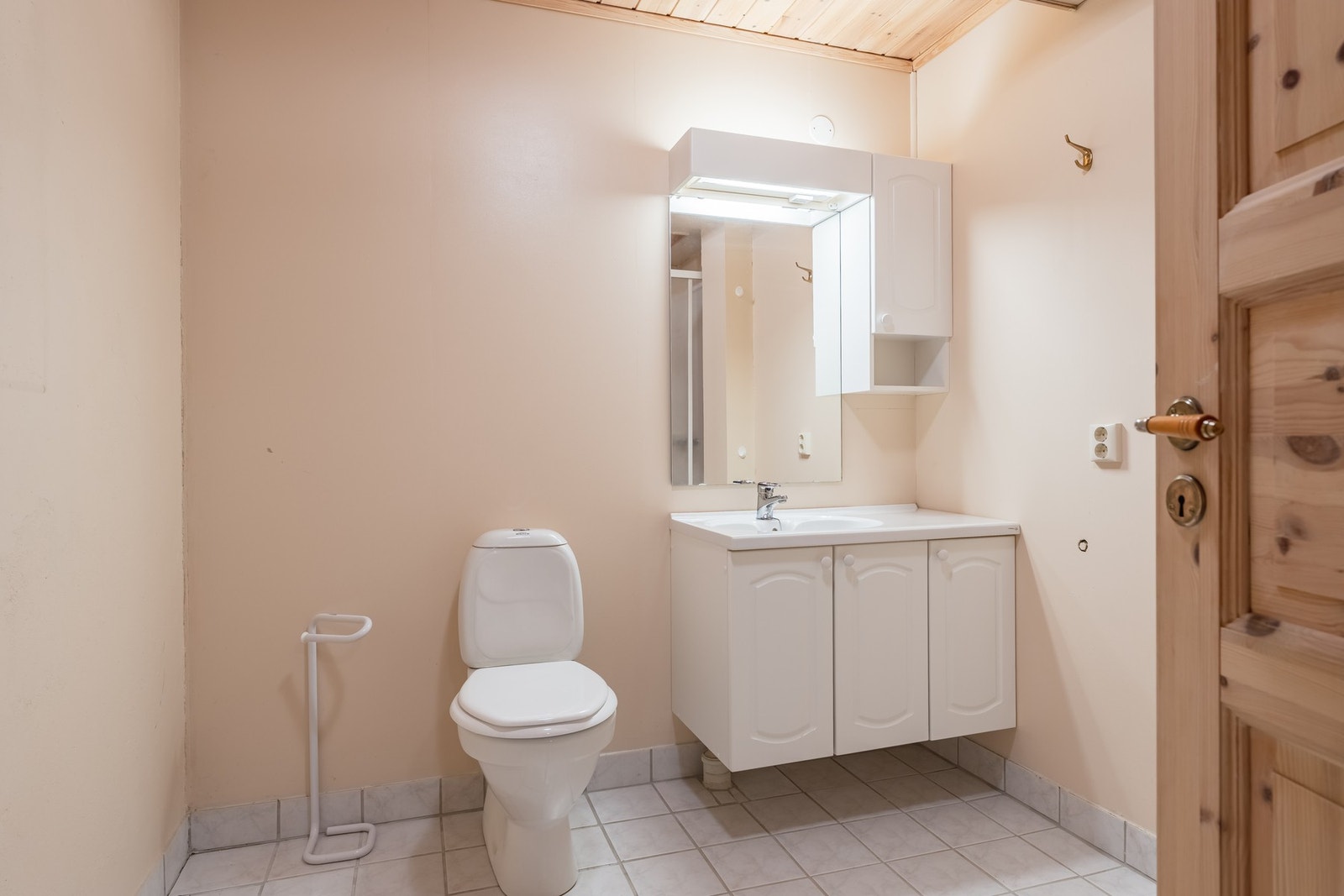 Badet er flislagt med servant og toalett. Galleribilde
