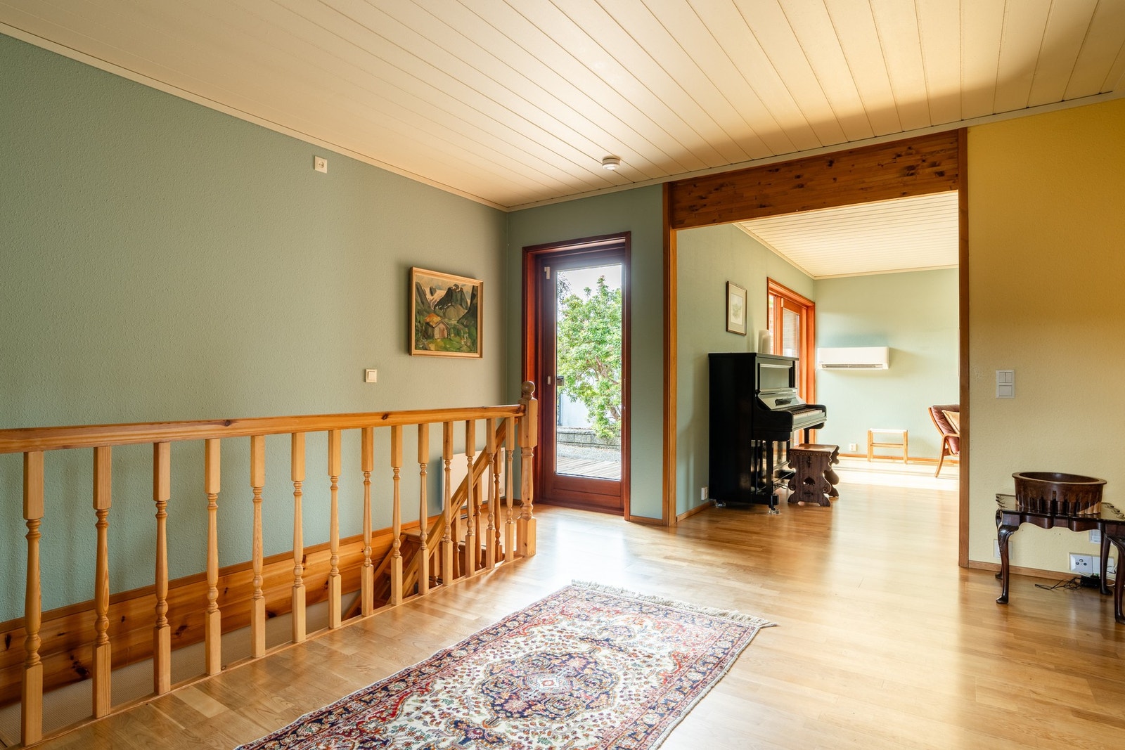 Videre inn i boligen kommer vi til de to stuene som har til sammen ca. 59 kvm. Galleribilde