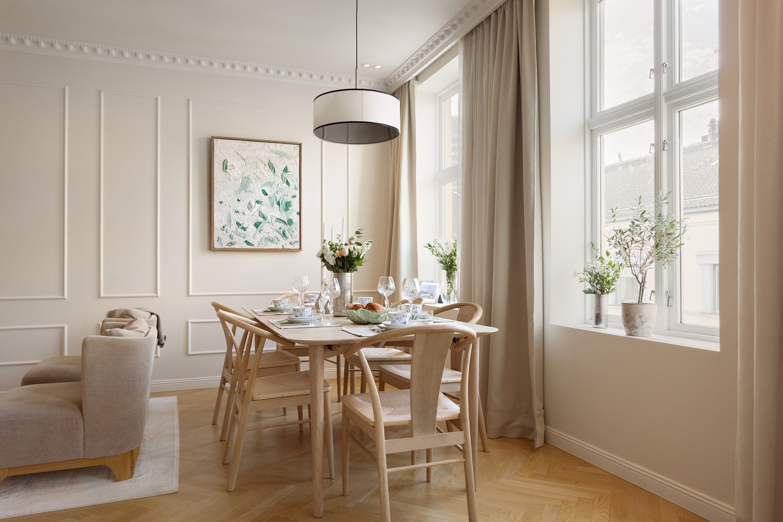 Spisestuen er en naturlig del av stuen, med god plass til et langbord. Dette er den perfekte leilighet for deg som setter pris på sosiale sammenkomster. Galleribilde