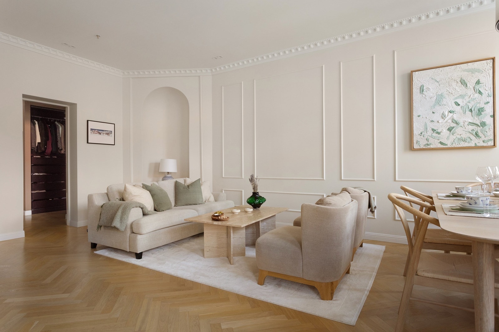 Stuen har god plass til både en romslig sofagruppe og en egen spiseplass. Galleribilde