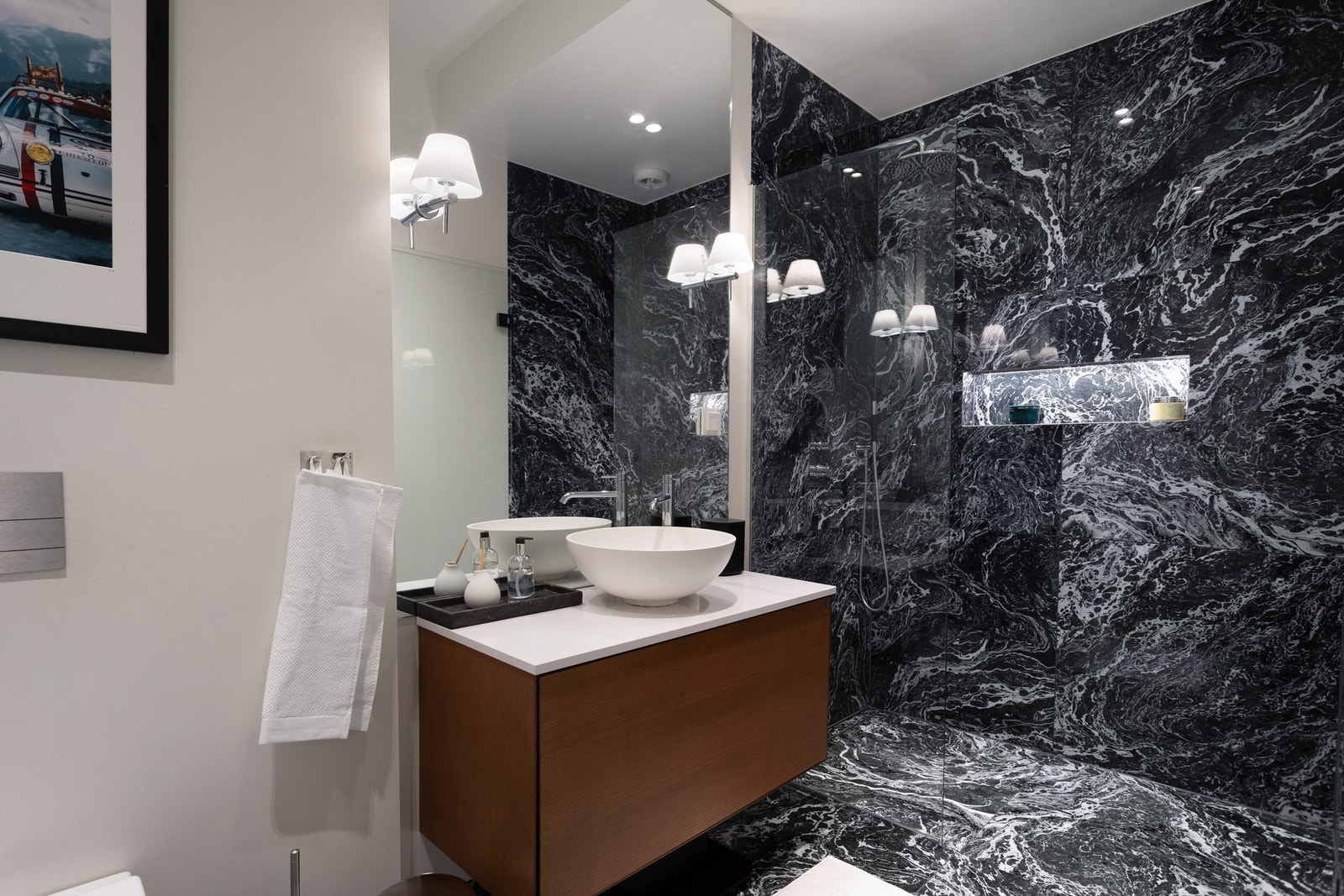 Hele leilighet ble pusset opp i 2021, og holder en høy, eksklusiv standard. Sjekk dette badet! Galleribilde