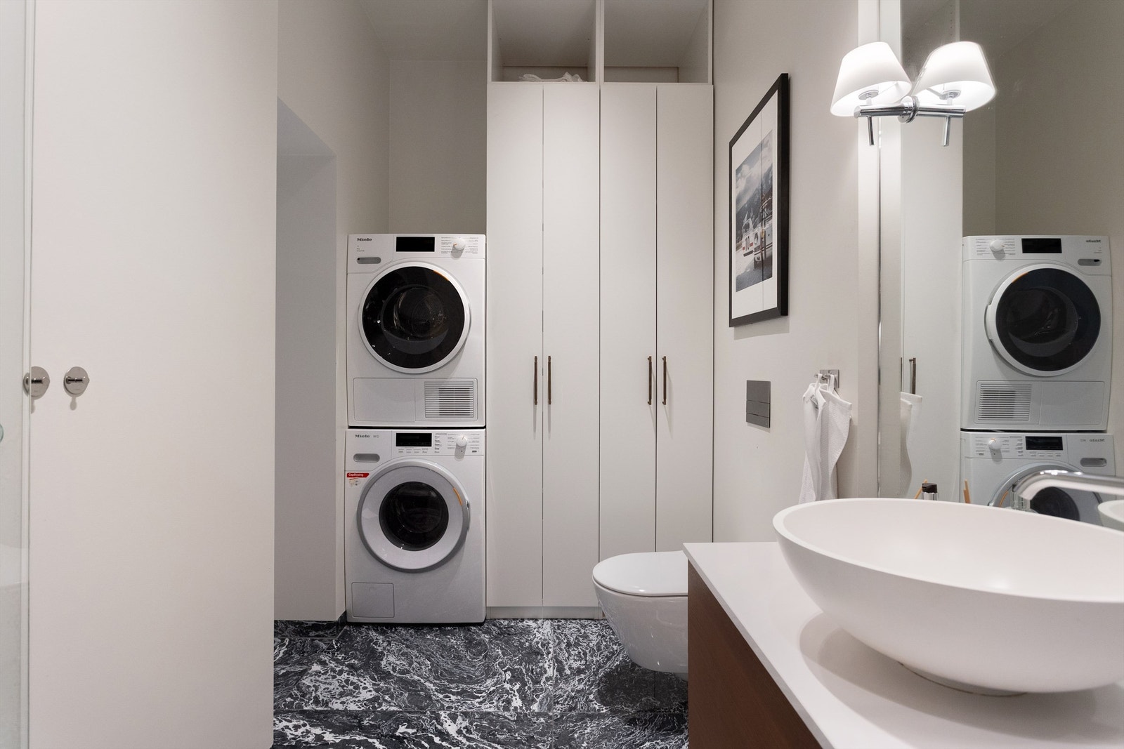 Badet har opplegg for vaskesøyle og smart oppbevaring. Dette er et svært funksjonelt bad. Galleribilde