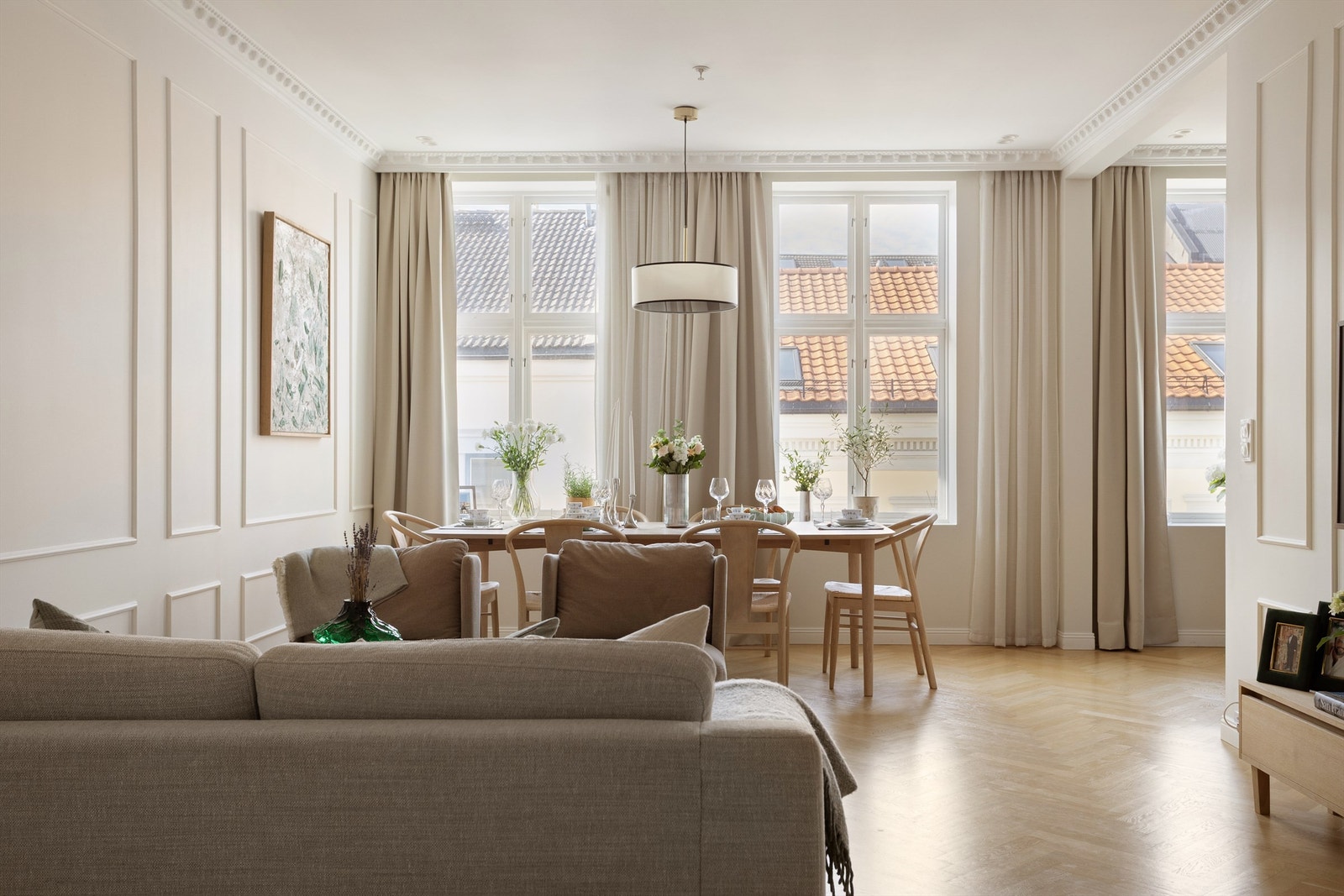 Store vindusflater med 2-lags isolerglass gir rikelig med naturlig lys og skaper en luftig atmosfære. Galleribilde