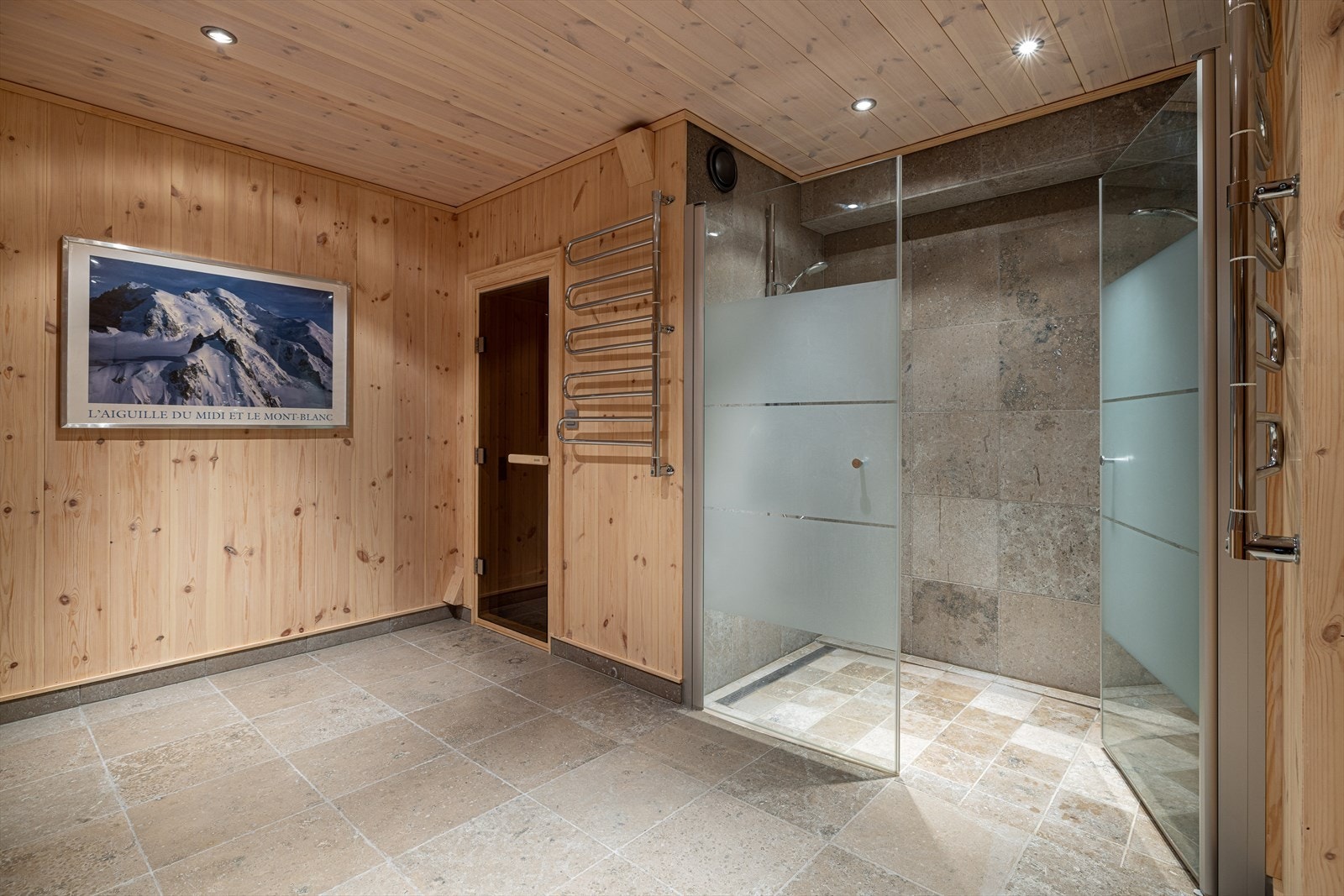 Badet er utstyrt med stor dusjnisje med dobbeldusj og badstue. Galleribilde