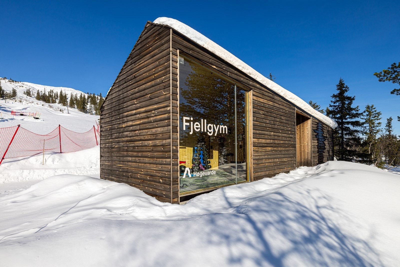 Høgevarde Fjellgym kan man leie på timesbasis og kan enkelt bookes via Høgevardes aktivitetsbooking. Fjellgymmen ligger 100 m vest for Lavvoen i det moderne funkisinspirerte bygget langs hovedveien. Galleribilde