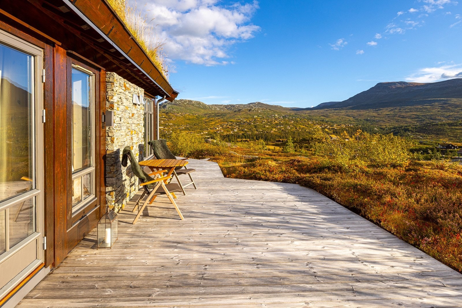 Adgang til 53 kvm terrasse fra stuen som flukter videre rett ut i flatt terreng. Galleribilde