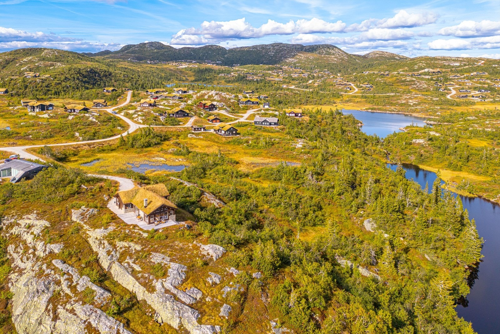 Hytten ligger fantastisk til innerst i blindvei, helt skjermet for trafikk og innsyn. Hytten ligger også flott til på et høydedrag med storslagen utsikt i alle retninger. Galleribilde