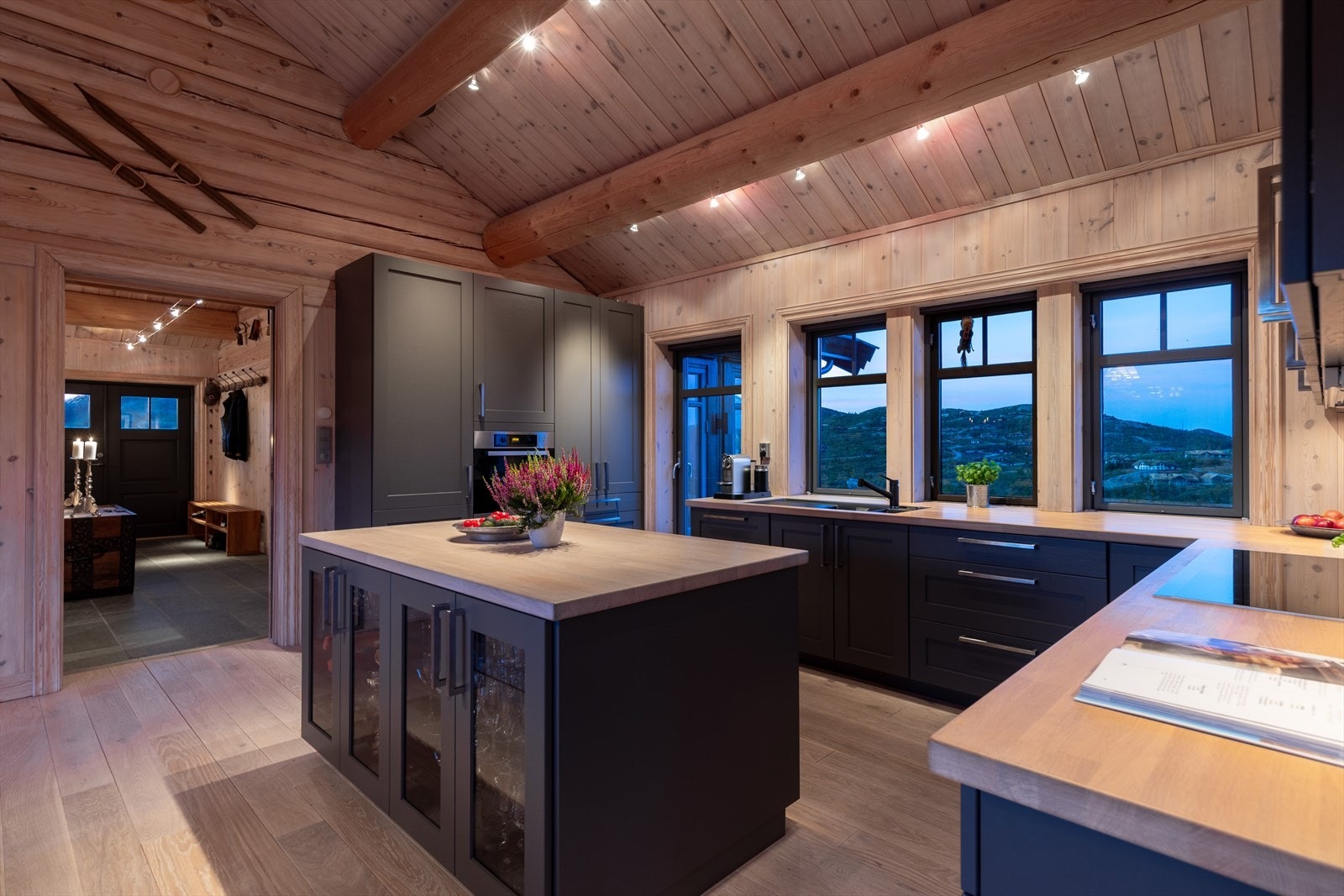 Kjøkkenet er utstyrt med integrert stekeovn, platetopp, oppvaskmaskin, kjøleskap, mekanisk avtrekksvifte over stekesonen og opplegg for oppvaskmaskin. Galleribilde