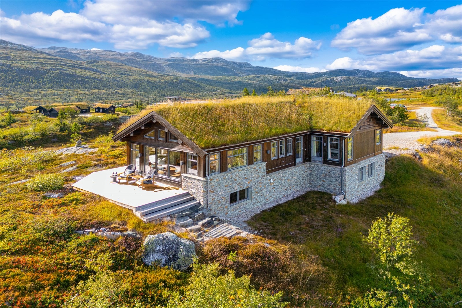 Spektakulær fritidsbolig på hele 232 kvm med perfekt beliggenhet på et høydedrag, innerst i blindvei og fantastisk 360 panoramautsikt over vakre Høgevarde! Galleribilde