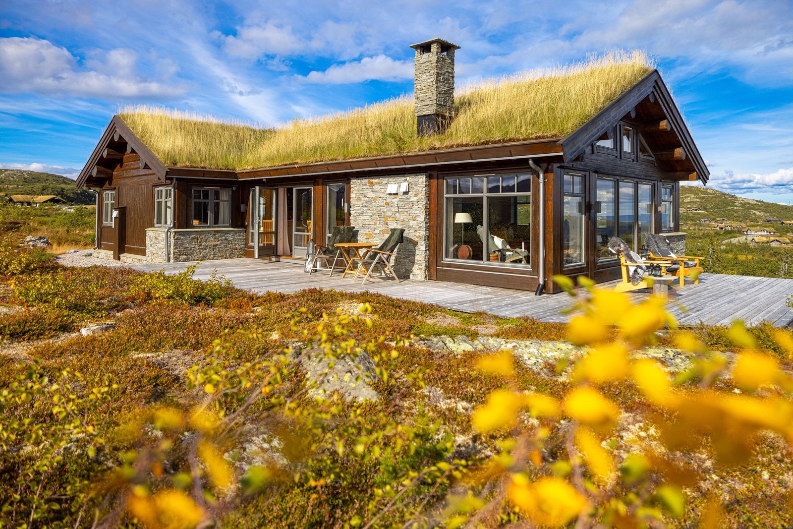 Storslagen og flott opparbeidet naturtomt på ca. 2,7mål. Galleribilde