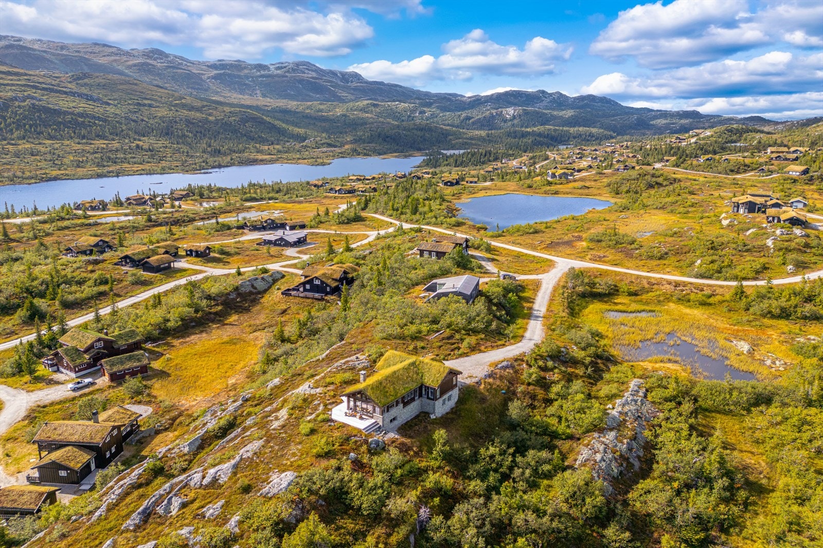 Hytteområdet ligger vakkert til i Flå kommune i Hallingdal. Når de fleste har et par timer igjen til hytta, sitter du allerede og nyter varmen foran peisen. Galleribilde