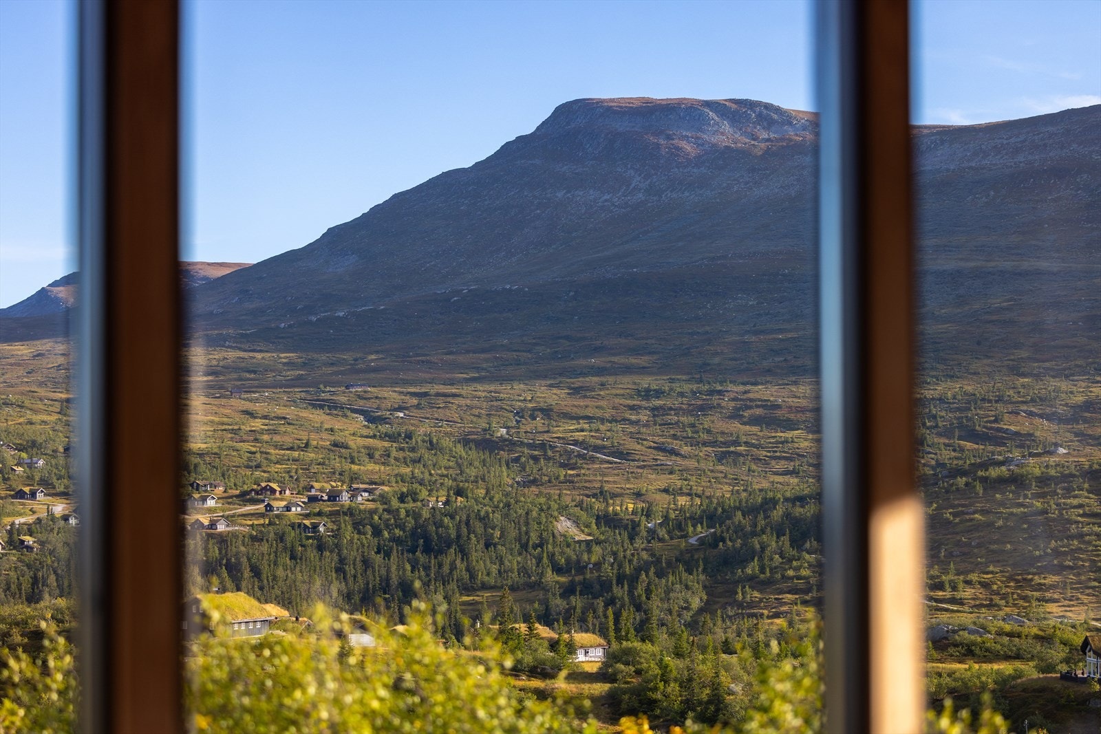 Høgevarde hytteområde ligger på høyfjellet og her går du bokstavelig talt rett ut i fantastisk natur med spektakulær utsikt. Høgevardetoppen på 1459 m.o.h. ligger ikke langt unna. Galleribilde