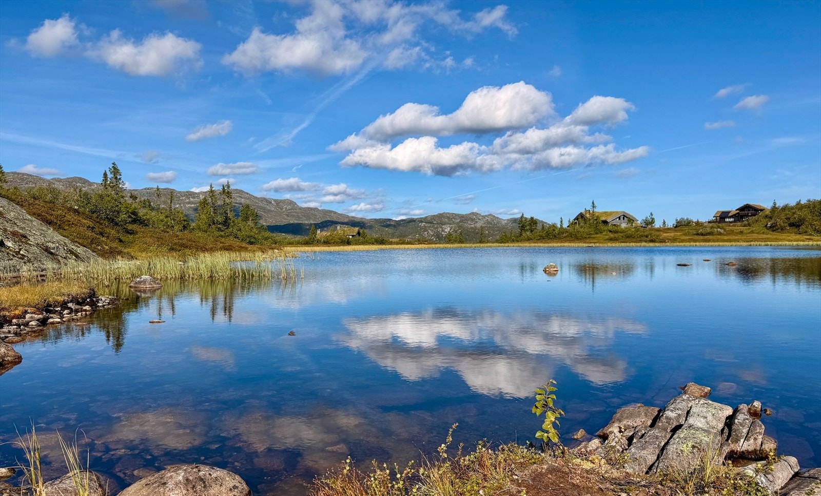 Selgers private bilder - idyllisk badetjern ca. 100m fra hytten. Galleribilde